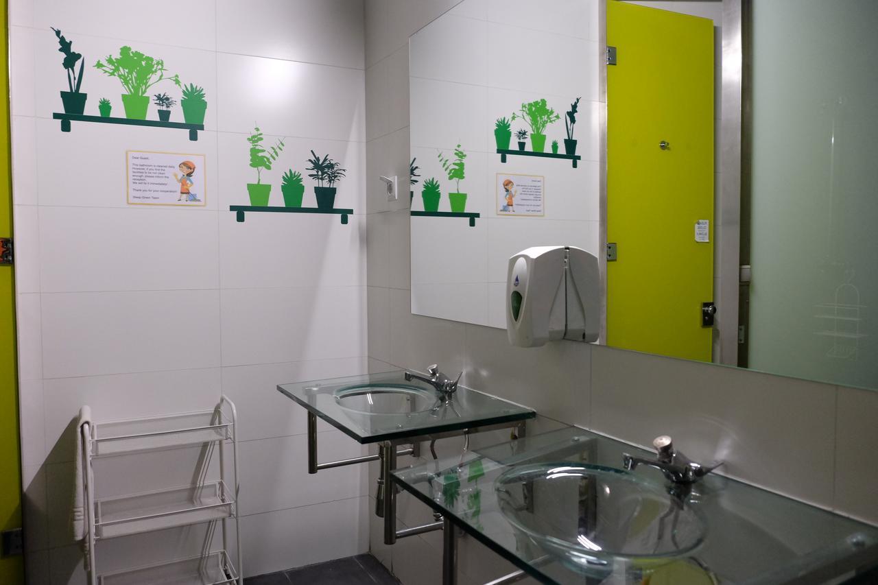 Sleep Green - Certified Eco Youth Hostel Барселона Екстер'єр фото