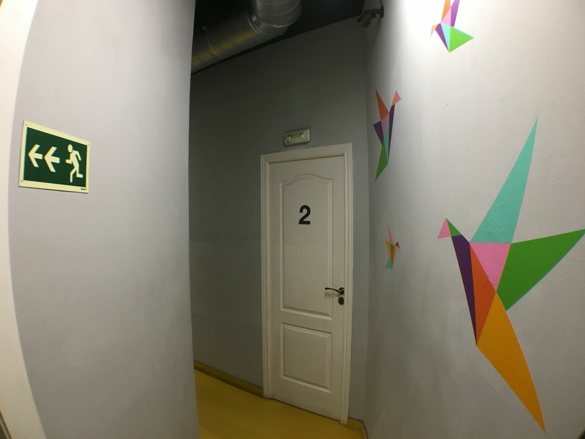 Sleep Green - Certified Eco Youth Hostel Барселона Екстер'єр фото