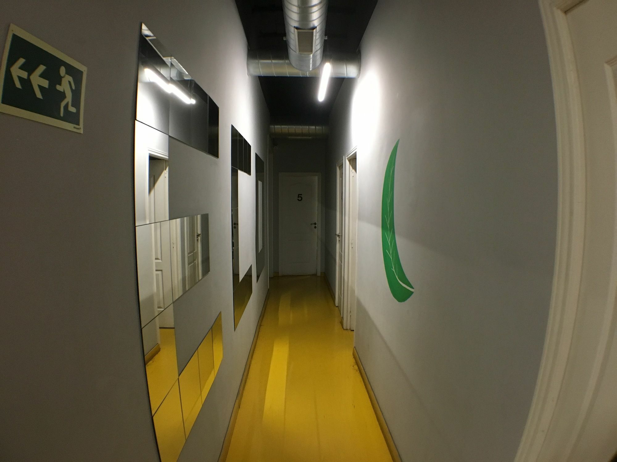 Sleep Green - Certified Eco Youth Hostel Барселона Екстер'єр фото