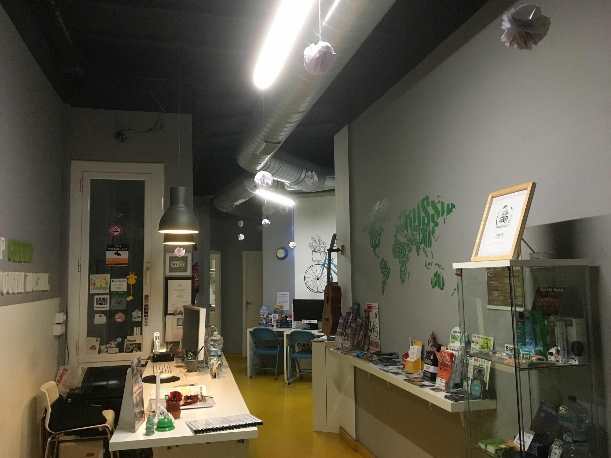 Sleep Green - Certified Eco Youth Hostel Барселона Екстер'єр фото
